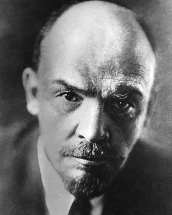 Похороните Владимира Ильича рядом с Надеждой Константиновной, которая посвятила ему всю свою жизнь. И тогда в России, я в этом убежден, что-то шевельнется в лучшую сторону