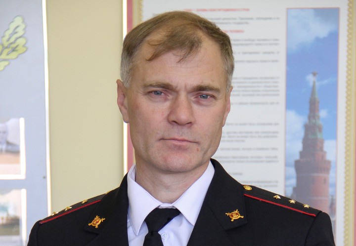 Стараюсь быть примером. Нельзя оставить без помощи женщину и погибающего в опасности