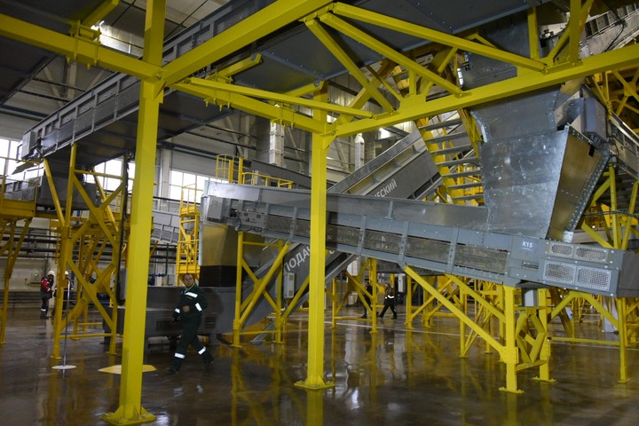 В комплексе налажена система контроля воздуха, земли и воды