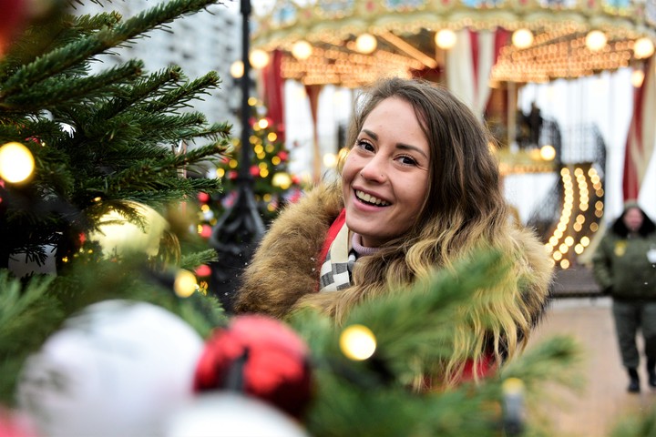 Гостей столицы привлекает яркое оформление, новогодняя подсветка, разнообразный набор мероприятий