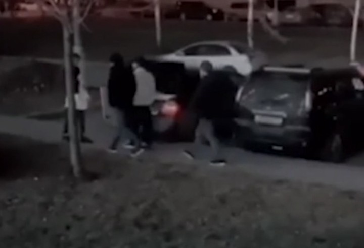 Видеозапись избиения молодого бойца ММА в Москве появилась в Сети