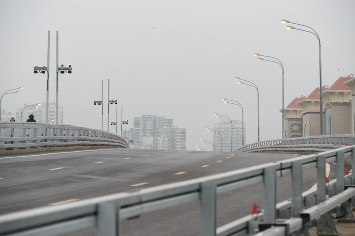 Мост через Кожуховский затон начали возводить в январе 2017 года