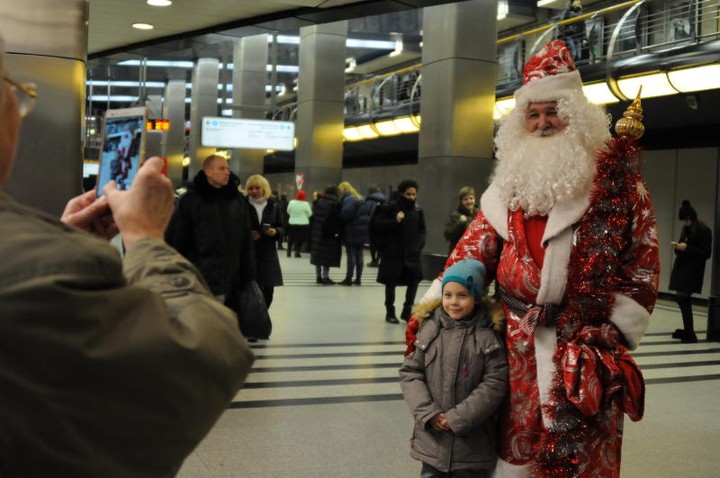 Михаил Горохов признался, что всем понравилась его внешность, поэтому он и стал Дедом Морозом московского метро