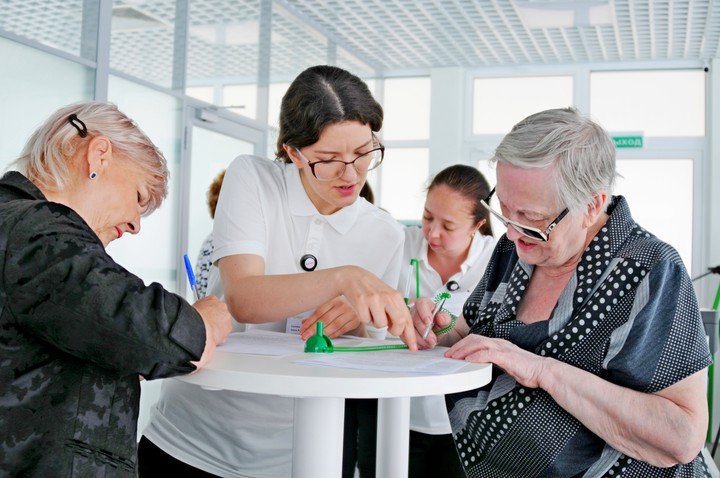 Анна Злобина, администратор Анна Сопова и Нина Гордеева в павильоне «Здоровая Москва»