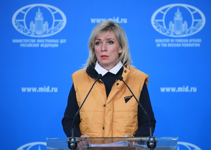 Захарова пришла на брифинг в желтой жилетке в поддержку «Sputnik Эстония»