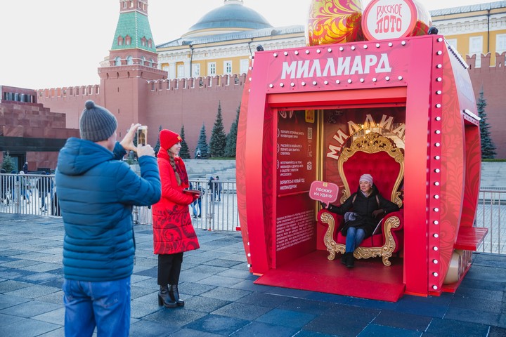 Выиграть миллиард и побывать на горнолыжном курорте: несколько сценариев новогодних каникул