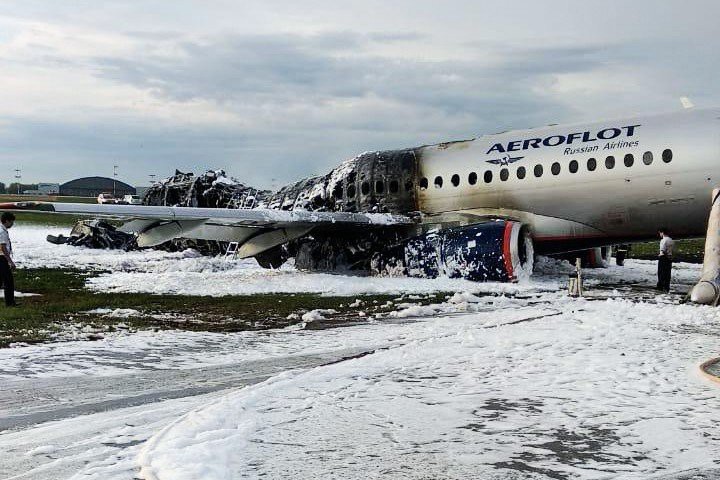 Вечером 5 мая самолет Sukhoi Superjet 100, вылетевший рейсом из Москвы в Мурманск, загорелся при совершении аварийной посадки. В результате погиб 41 человек / Фото: Агентство городских новостей «Москва»