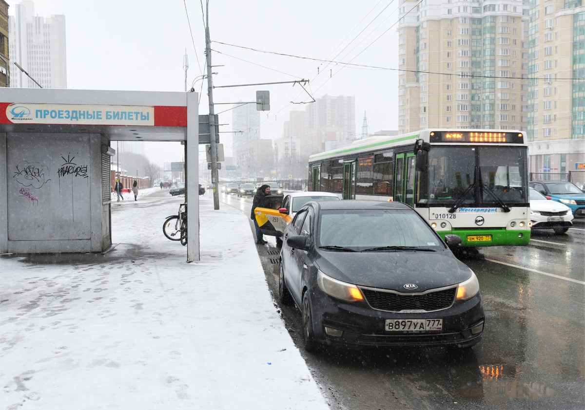 Маршруты нескольких автобусов изменились из-за ДТП на Клязьминской улице