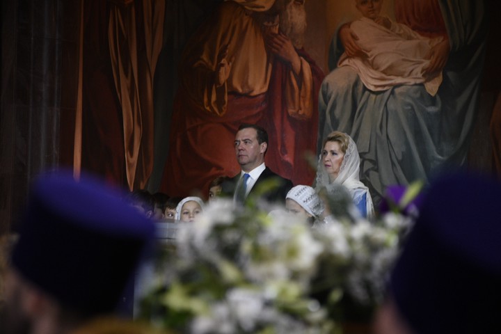Премьер-министр РФ Дмитрий Медведев с супругой Светланой во время богослужения в Храме Христа Спасителя
