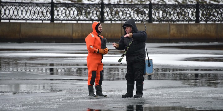 Москвичам напомнили о правилах безопасности на замерзших водоемах