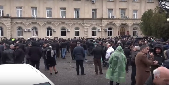 Россиянам посоветовали избегать места протестов в Сухуме