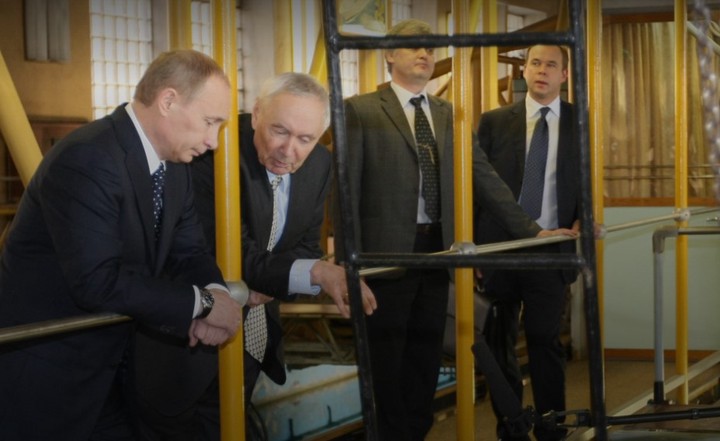 Кремль опубликовал архивные фото и видео Владимира Путина