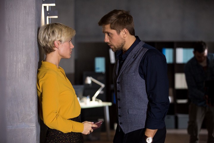 Актеры Виктория Маслова и Роман Маякин в кадре из сериала «Триггер»