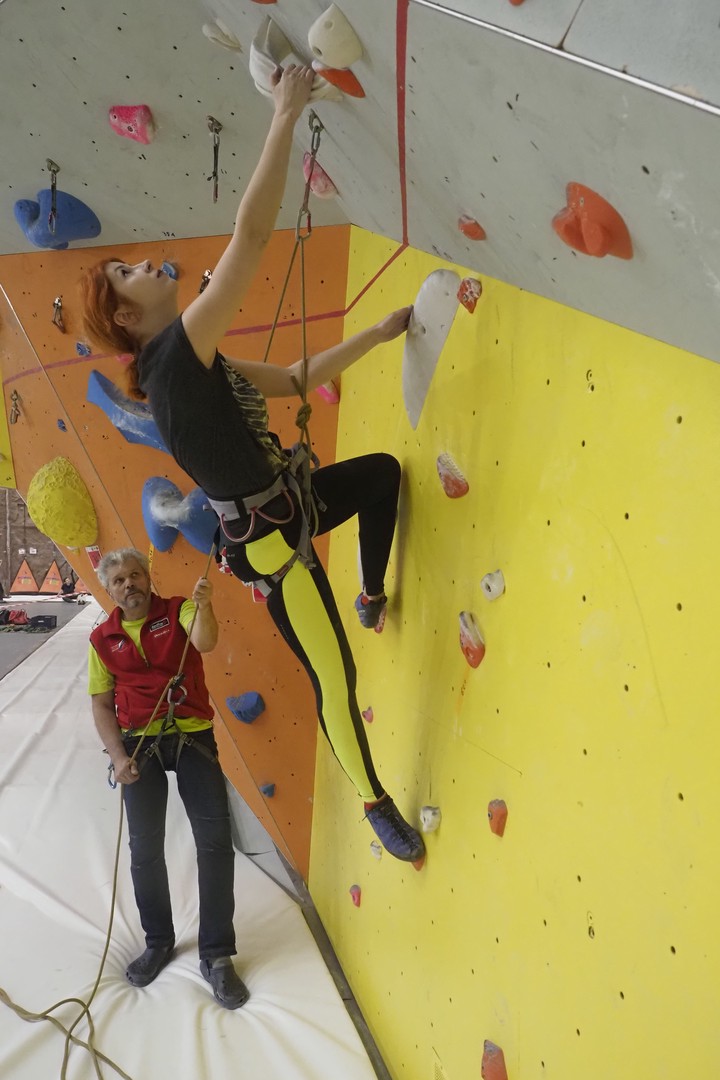 Сергей Ковалев страхует Дарью на стене для боулдеринга