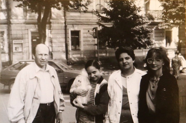 Александр Назаров и Хосефина Варела-Фернандес с дочкой Аней (в центре) и невесткой Златой (справа), 1992 год