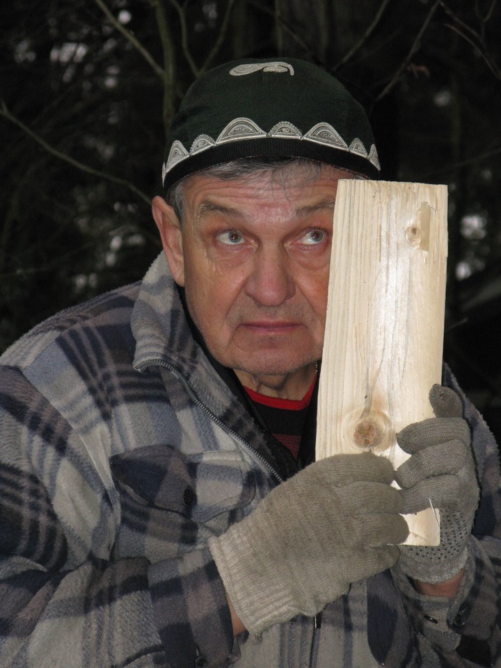 Анатолий Сидоров провел свой отпуск на даче и еловые дрова для печи заготовил