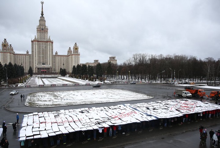 Студенты развернули зачетку площадью 500 квадратных метров у здания МГУ
