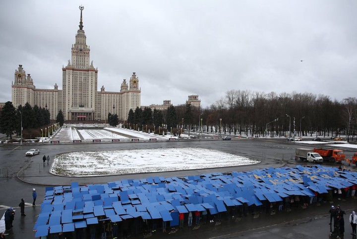 Студенты развернули зачетку площадью 500 квадратных метров у здания МГУ