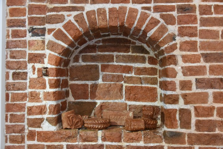 Восстановили печуру — шкафчик с полукруглой аркой, украшенной декоративными элементами