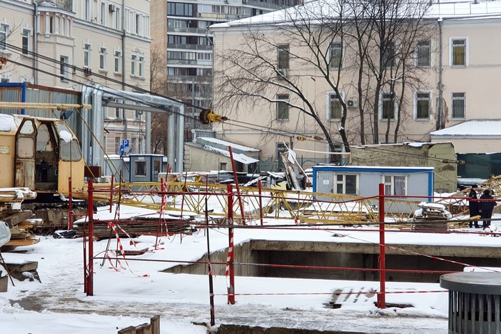 Мужчину зажало упавшей стрелой крана в центре Москвы