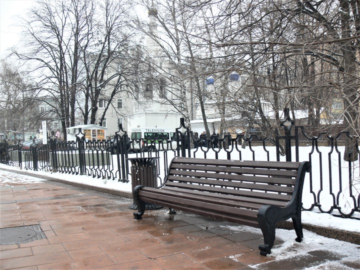 На этой скамейке, отслужив литургию и причастившись, умер отец Всеволод