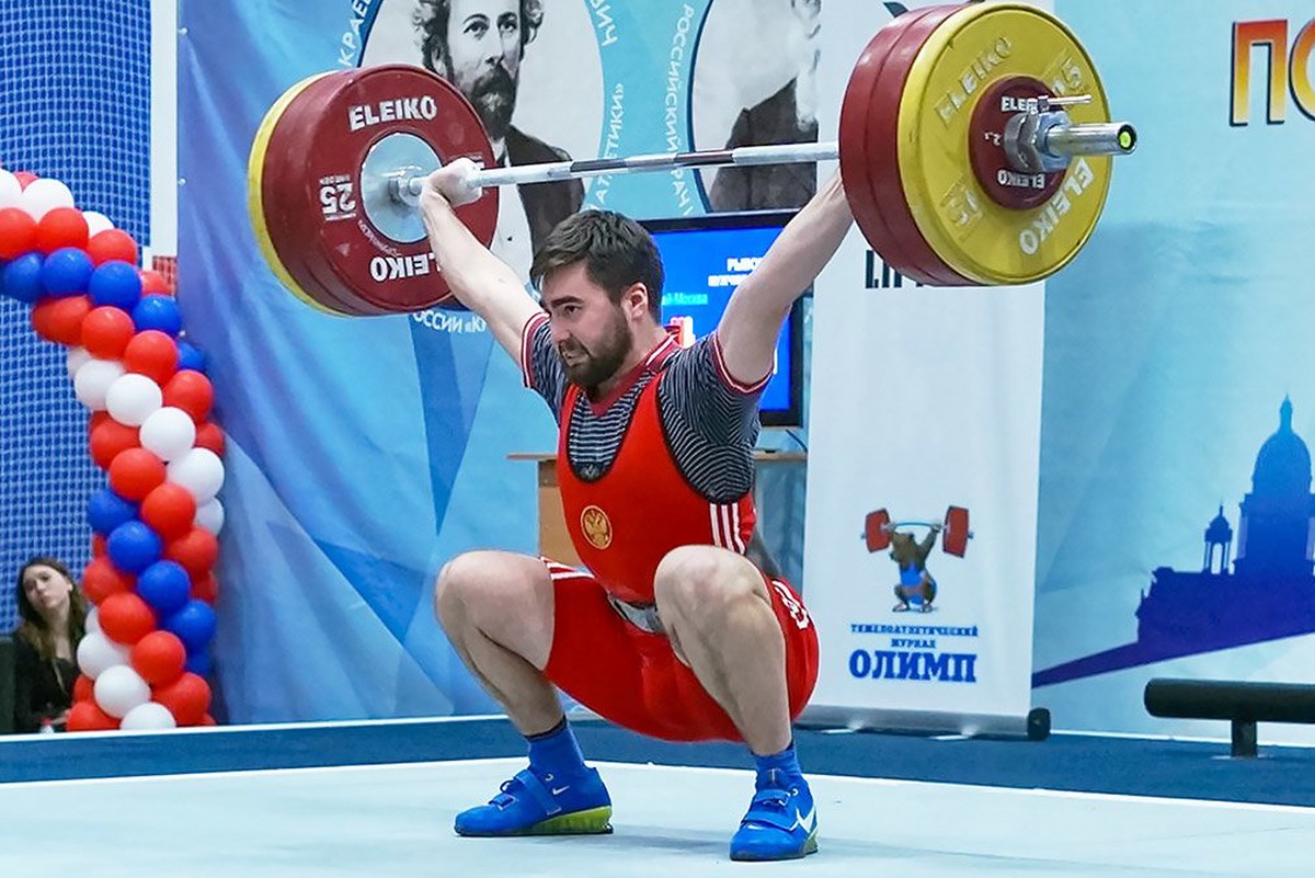 Спортсмены на соревнованиях по тяжелой атлетике. Аслан Каскулов тяжелая атлетика.