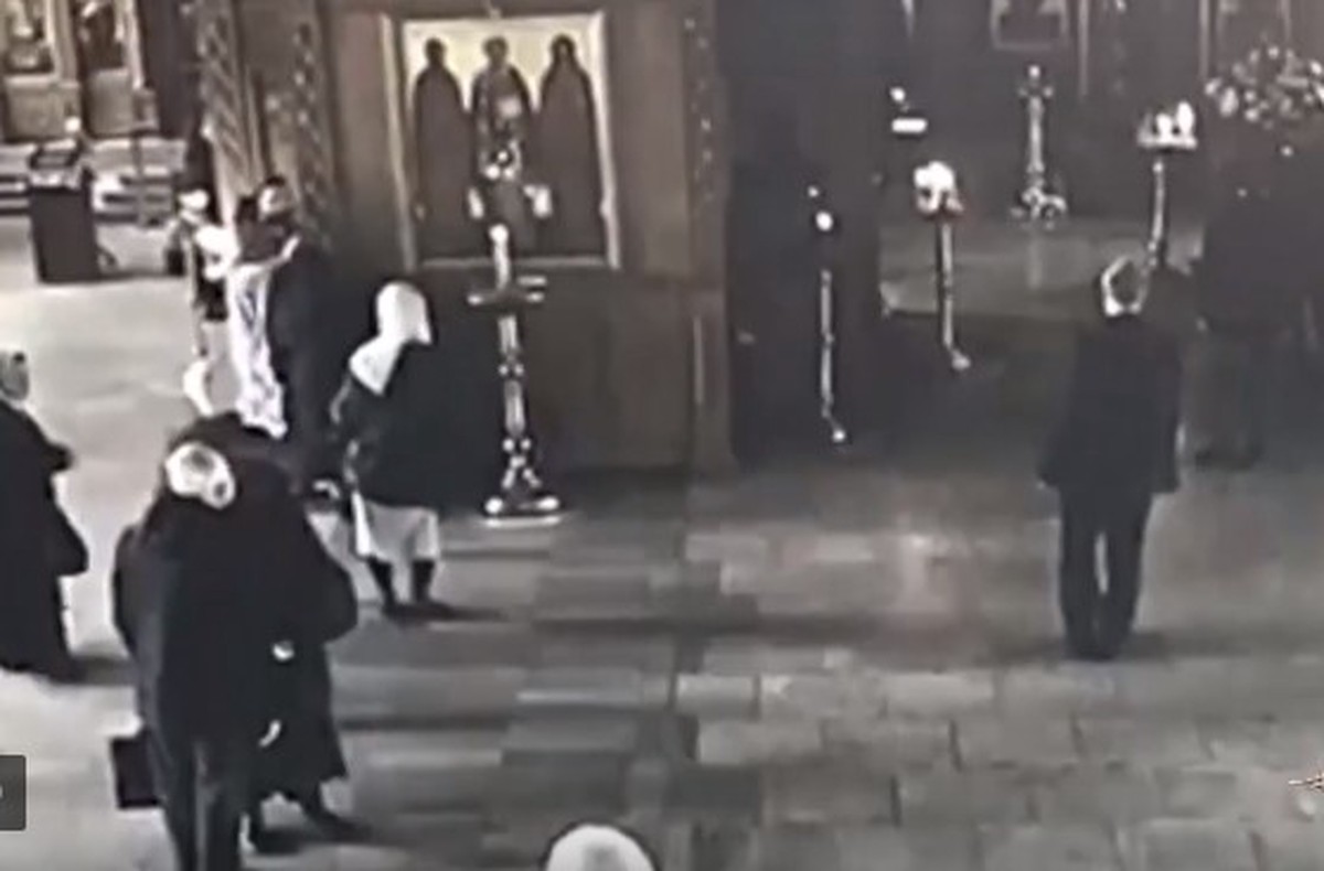 Видео нападения в москве. Москва нападение храм Спасителя. Америка 2004 случай в церкви. Нападение на Церковь в последнее время.