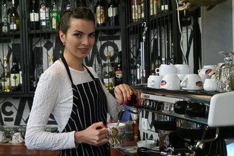 Улыбка, ловкость и стрессоустойчивость: как корреспондент «ВМ» работала официантом