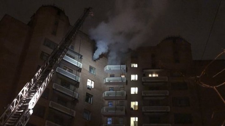 Пожарные спасли трех человек из горящего спортзала в столице