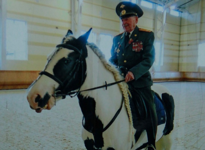 Участник Великой Отечественной войны Николай Козлов и сегодня — бравый наездник