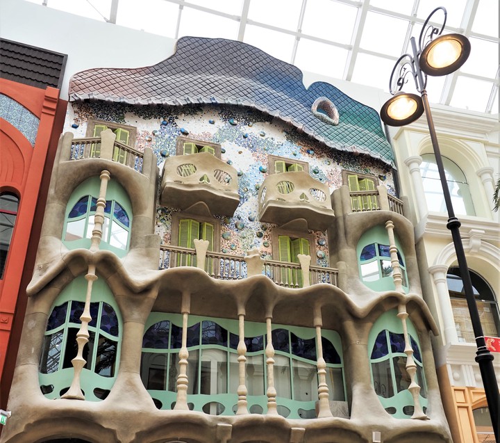 Часть проекта парка развлечений «Остров мечты» — городской променад. На его территории находятся узнаваемые фасады зарубежных улиц