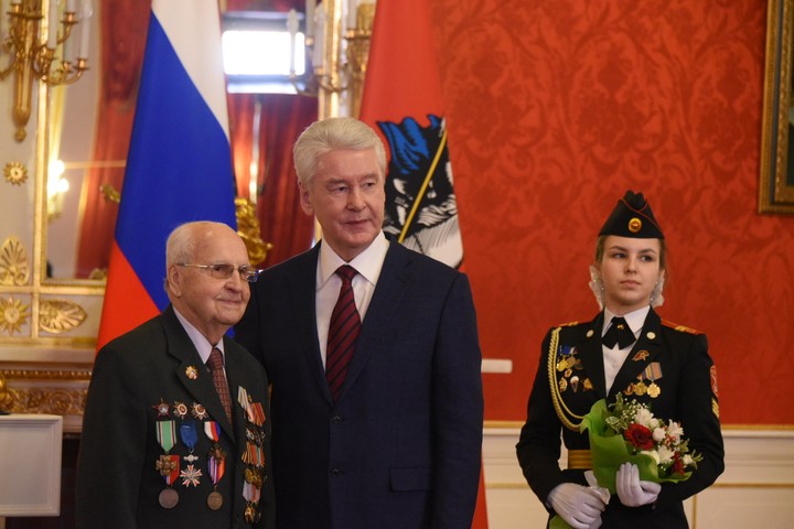 Сергей Собянин вручил 15 ветеранам медаль «75 лет Победы»