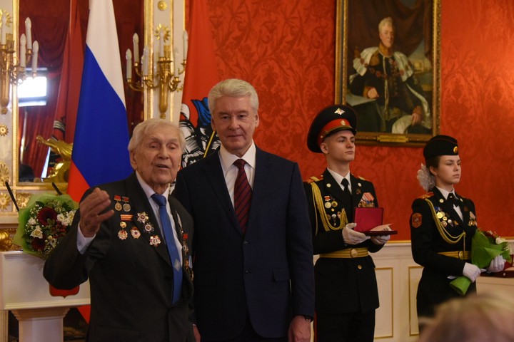 Сергей Собянин вручил 15 ветеранам медаль «75 лет Победы»