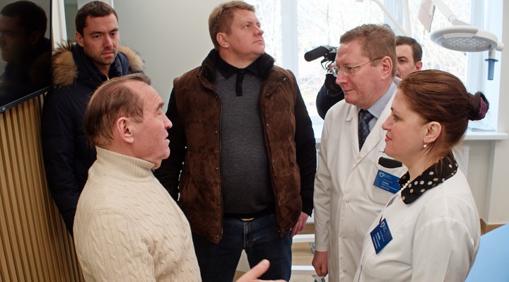 Заммэра Петр Бирюков (слева) беседует с главврачом ГБУ «Диагностический центр № 5 с поликлиническим отделением» Павлом Гуляевым и заведующей филиалом этого медучреждения Еленой Косаревой. На втором плане — замруководителя Департамента здравоохранения Москвы Алексей Паламарчук (слева) и глава столичного департамента капремонта Алексей Елисеев