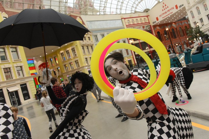 От «Острова Мечты» на набережную Москвы-реки можно будет спуститься через ландшафтный парк, который раскинулся перед сказочным замком