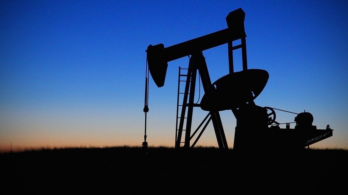 Стоимость нефти Brent опустилась ниже 74 долларов впервые с 2021 года