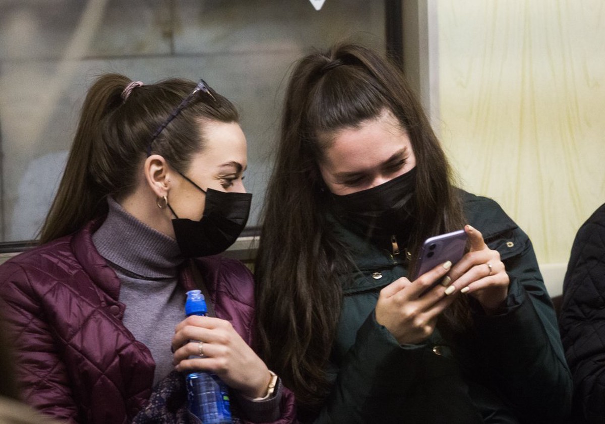 Девушки в масках медицинских в метро. Девушка в Москве в маске. Подросток в маске. Девушка в маске Россия. Где снимают маску в москве