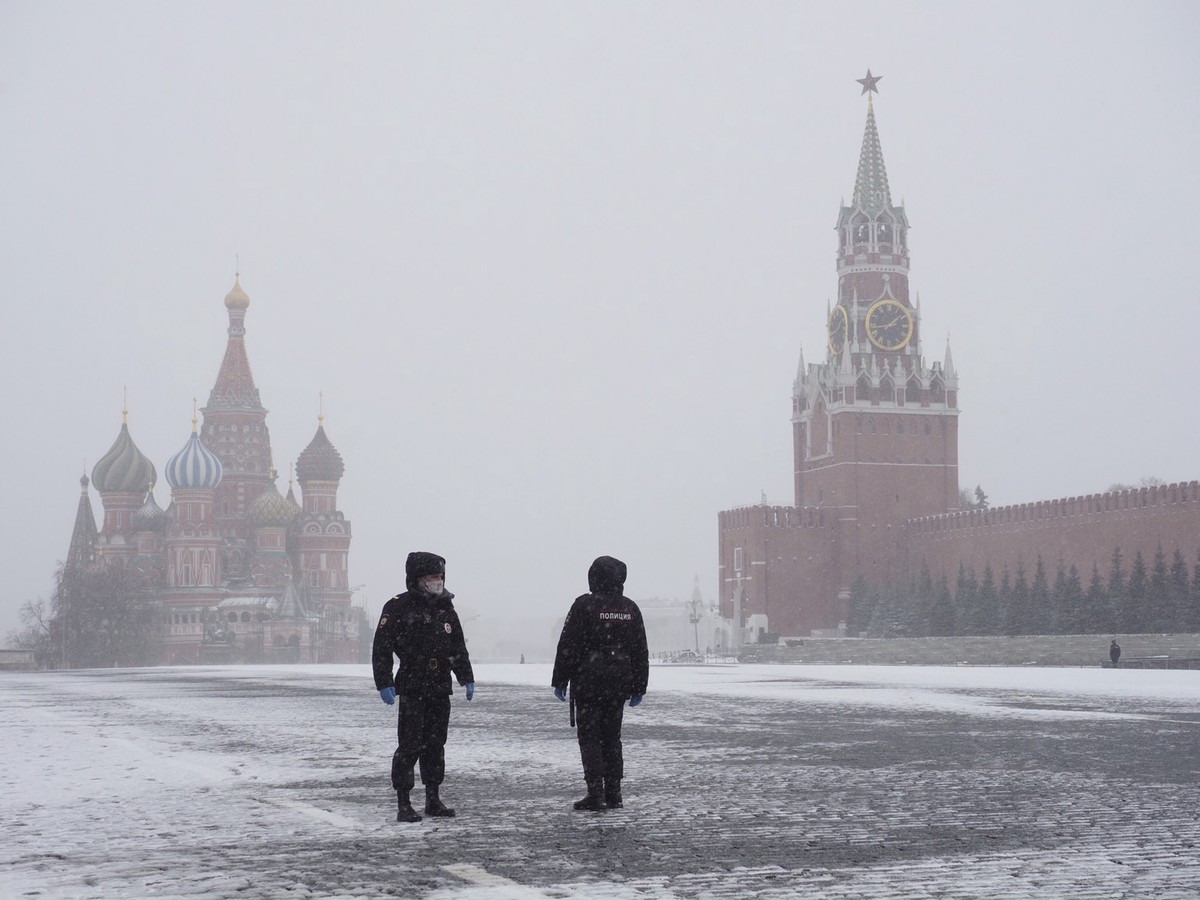 Каким будет январь в москве. Апрель в Москве. Москва в конце апреля. Пасмурная зима в Москве. Пасмурная Москва зимой.