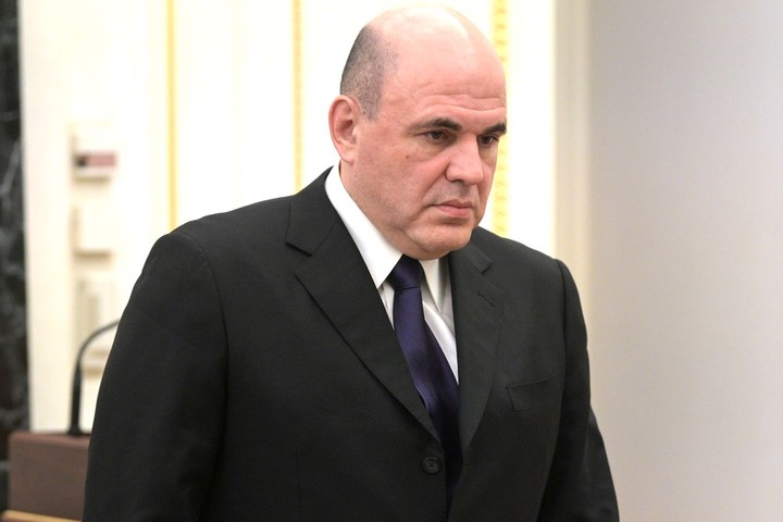 Мишустин поручил создать систему по идентификации возвращающихся в страну россиян