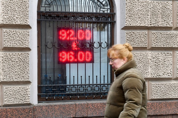 Финансист объяснил, как падение рубля отразится на жизни россиян