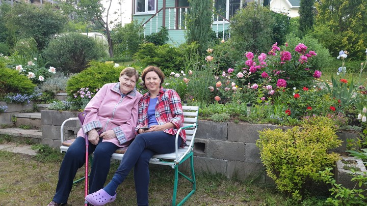 Клавдия Ильичева с одной из своих внучек Светланой Громовой в день своего 92-летия