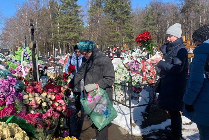 Поклонники пришли на могилу Началовой спустя год после ее смерти