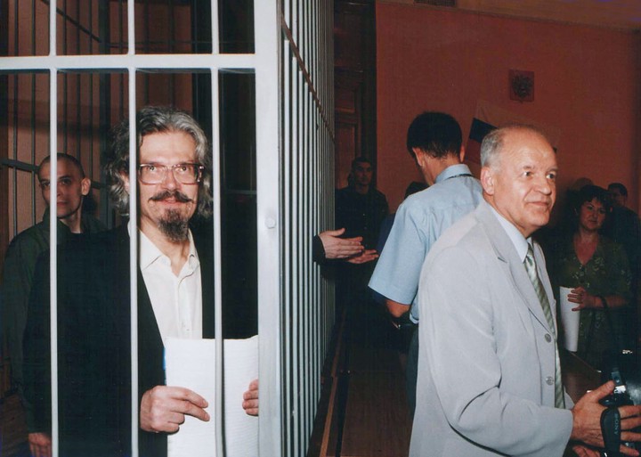 Рассмотрение дела лидера Национал-большевистской партии Лимонова в Саратовском областном суде, 2002 год
