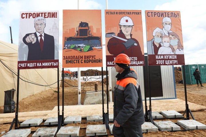 Мотивирующие плакаты установили на стройке инфекционного центра в Москве