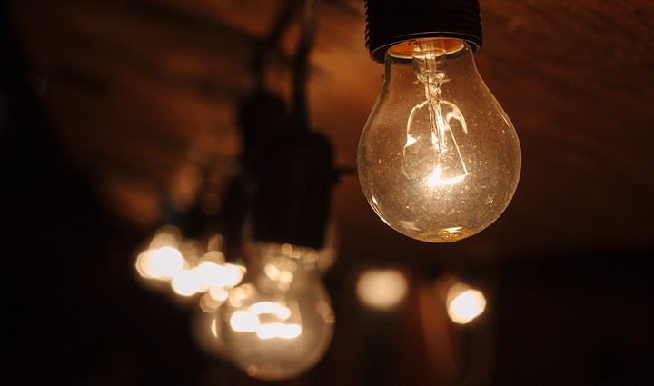 В 1879 году Томас Эдисон довел до совершенства лампу накаливания, которая полностью вытеснила дуговые лампы