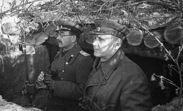 Венгрия. Командующий 2-м Украинским фронтом Маршал Советского Союза Иван Степанович Конев (справа) и командующий 5-й гвардейской танковой армией маршал бронетанковых войск Павел Алексеевич Ротмистров на наблюдательном пункте