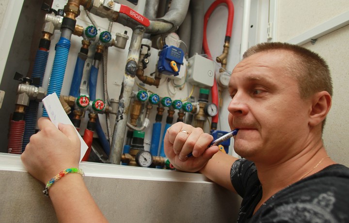 «Деньги наматываются на счетчик»: какие способы сэкономить на электричестве действительно работают