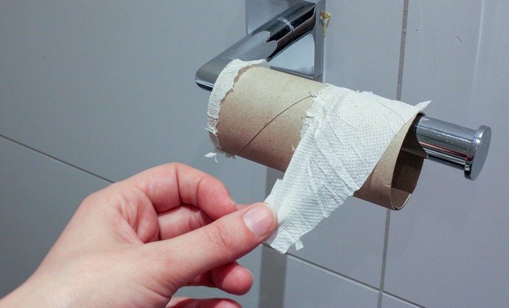 Почему-то именно туалетная бумага стала сейчас фетишем. Количество мемов по этому поводу зашкаливает