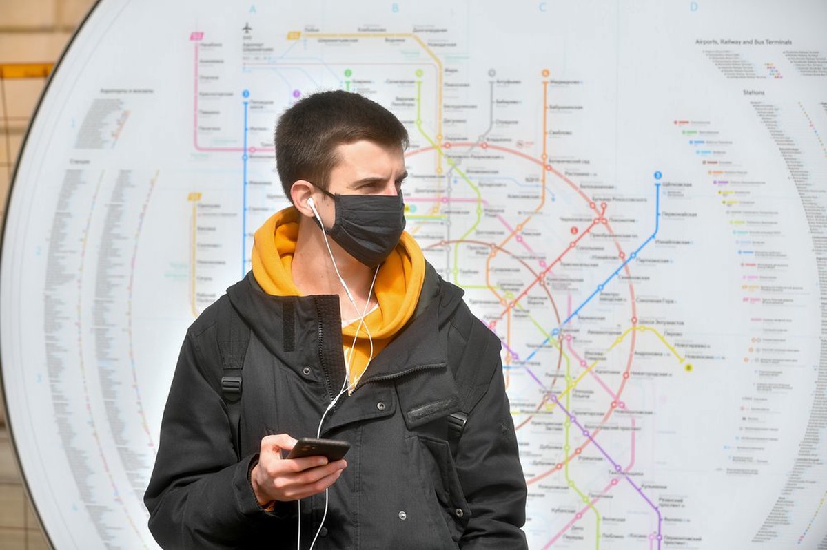 Люди в масках в метро Москвы