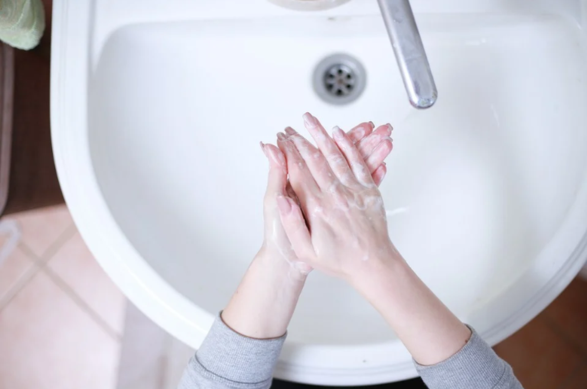Мытье. Гигиена рук. Частое мытье рук. Мытье рук выключенная вода. Неправильное мытье рук.